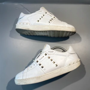 Valentino skor - Hej! Säljer nu mina skor från märket Valentino, storlek 41 bra skick en nit saknas, givetvis äkta. Tveka inte på att höra av dig om du har frågor eller funderingar kring skorna! 