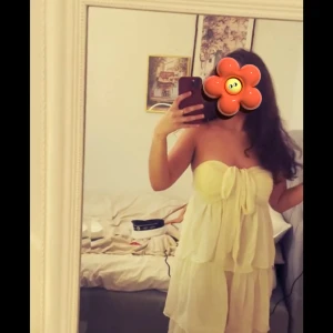 Nelly Dreamy frill dress - Säljer denna superfina klänningen från Nelly i modellen ”Dreamy frill dress” i en krämvit färg. Klänningen är i storlek Small och är i nyskick dvs helt oanvänd med prislappen på. Jag säljer klänningen då tanken var att jag skulle ha den till min student mottagning men hittade en annan För fler frågor är det bara att skriva. Pris kan diskuteras💕