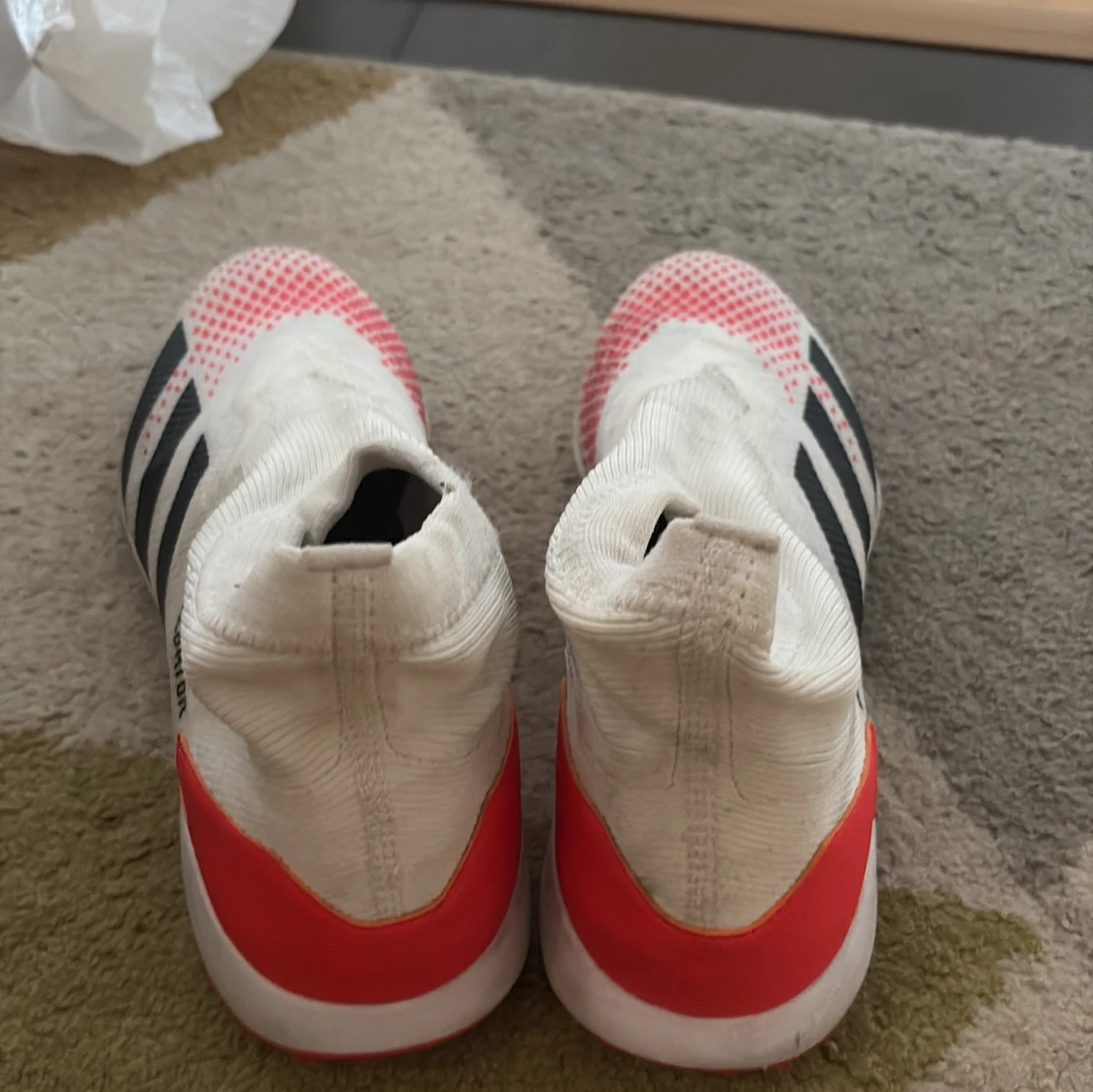 Adidas Predator fotbollsskor i vitt och rött - 2