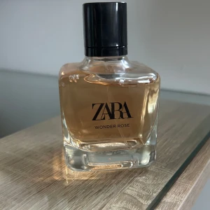 ZARA Wonder Rose parfym - Endast använd en eller två gånger, mängden som finns kvar kan syns i bilden 