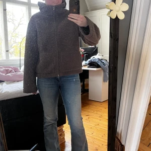 Brun teddyjacka från lager 157 - Sååå mysig teddyjacka från lager 157, använd väldigt lite och köptes för någon månad sen. Den är hel och ren, säljer då den inte kommer till mycket användning. Nypris: 250kr.