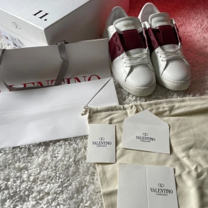 Valentino Garavani - Säljer dessa sprillans nya Valentinos Garavani 