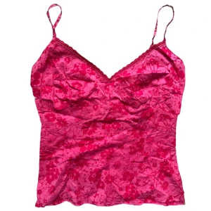 Vintage Rosa blommig linnetopp med spets - Söt topp med blommigt tryck och spets kant. Storlek 2 men passar mig som en S. kan passa en XS eller liten M också beroenee på hur man vill det ska sitta. Dragkedja på sidan. 