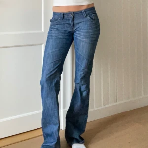 Blåa lågmidjade bootcut jeans - Favorti jeansen man passar inte längre🥲🥲 Midjemåttet är 38/39 och innerbenslängden ca 85 cm! Priset kan diskuteras vid snabbt köp❤️