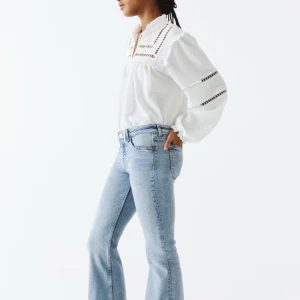 Ljusblå bootcut jeans - Säljer ett par ljusblå bootcut jeans från hm med innerbenslängd 73 cm💕 hör av dig vid frågor eller intresse 💕