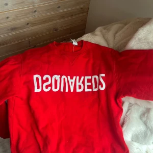 Röd sweatshirt från Dsquared2 - Röd sweatshirt från Dsquared2. Använd få gånger, riktigt märke! Köpt från johnells för några år sedan. Köpte för ungefär 3000 kr (den var då nersatt från typ 6000) 