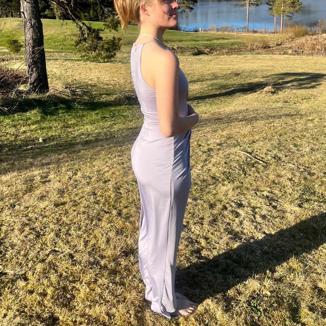 Ljuslila långklänning med omlott och halterneck - 1