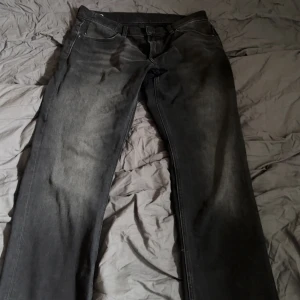 Svarta jeans från G-Star RAW - Säljer ett par svart/gråa jeans från G-Star RAW som är för stora för mig. storlek 33/32, Bara använda ett fåtal gånger. Nypris 1300kr