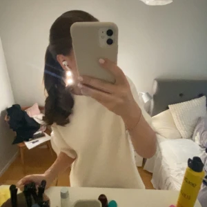 Vit stickad T-shirt gina - Säljer min superfina stickade T-shirt från Gina då den inte kommer till användning, inga defekter❤️