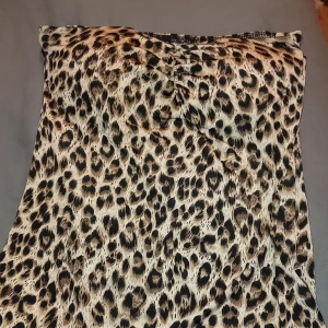 Leopardmönstrad topp - Säljer denna tank toppen i leopard. Den sitter fint mot kroppen. Den har inbyggd bh kupa i sig, så man inte visar för mycket. Jätteskönt material och den är knappt använd! 🤍