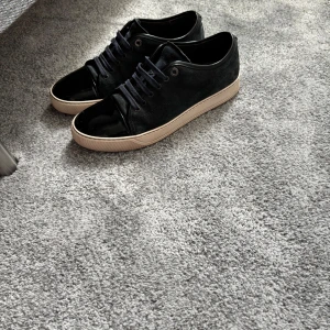 Mörkblå skor från Lanvin - Säljer nu mina mörkblåa lanvins för ett bra pris skriv till mig om du har funderingar dom är storlek 42 passar 41 pris kan diskuteras först till kvarn 