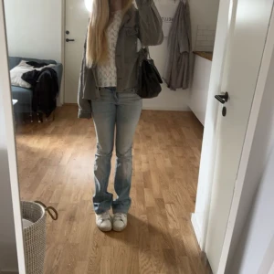 Grön jeans jacka - Grön/grå jeans jacka från zara. Den är grön men lite mer åt det gråa hållet av grön 