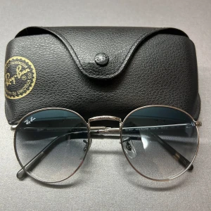 Runda solglasögon från Ray-Ban - Inköptes utomlands 2023, nypriset var runt 1800 kr. Inget kvitto tyvär då jag inte kan hitta det. Enda felet är att det saknas en ”knapp” längst ner för att kunna stänga fodralet helt. Säljes därför till bra pris.                         Kan mötas upp i Helsingborg eller frakta. Köpare står för frakten.