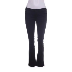 Svarta bootcut byxor från Stockh LM - Snygga svarta bootcut byxor från Stockh LM. De har en klassisk design med låg midja och en stilren look. Perfekta för en chic och tidlös stil.