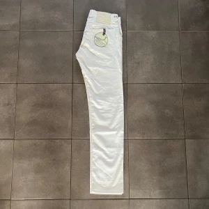 Jacob Cohen jeans - Säljer ett par Jacob Cohen jeans i modellen 622, storlek 31. De är helt nya med tags och ligger på 5000 kr i butik. Skriv vid funderingar🙌