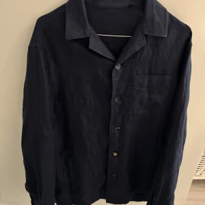 Mörkblå Overshirt - Säljer denna schyssta overshirten från Massimo Dutti i storlek M. Köpt i Spanien 🇪🇸, passade inte mig. Aldrig använd, Nytt skick 10/10 kvalitet. 