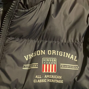 Mörkblå pufferjacka från Vinson - Säljer en mörkblå pufferjacka från Vinson. Skriv vid minsta lilla intresse. Priset går att sänka vid snabbt köp.