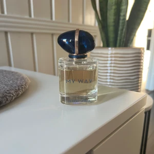 My Way parfym - My way parfym av Giorgio Armani. Vätskan har tappat lite färg men den doftar precis som när den köptes. 50ml. Jag har ej kvar förpackningen.  Kolla gärna in mina andra annonser, du får paketpris vid köp av flera varor.