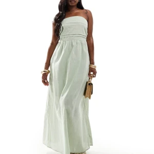 Ljusgrön maxiklänning - Säljer en elegant salviagrön axelbandslös långklänning i linnemix, perfekt inför sommaren. Klänningen har en smickrande passform med en markerad midja och ett luftigt fall. Dem två första bilderna är lånade från asos hemsida 🤍Endast använd en gång 