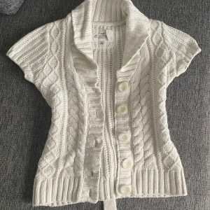 Vit topp - Vit typ stickad topp. Oanvänd.