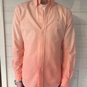 Rosa skjorta från Ralph Lauren  - Rosa Ralph Lauren skjorta| Skick: 9/10 Storlek:M Hör av er vid minsta fundering! 
