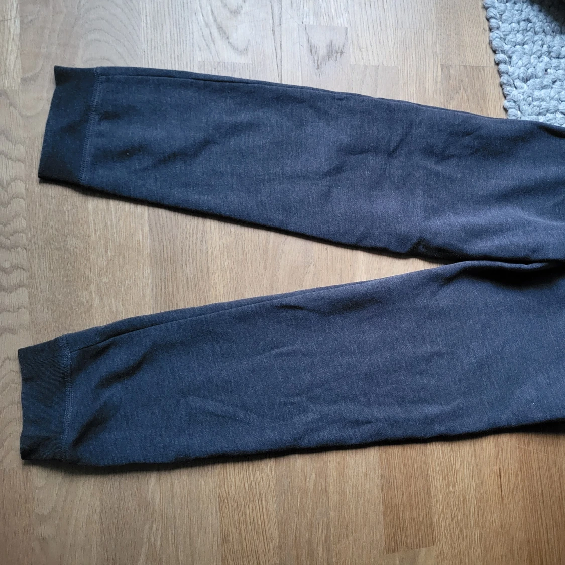 Mörkgrå mjukisbyxor från GAP - 1