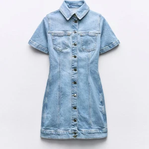 Jeansklänning med korta ärmar - Jeansklänning från Zara i mycket bra skick som endast är använd ett fåtal gånger. Den är i storlek M men passar även xs-s! (Den säljs knte på hemsidan längre)❤️