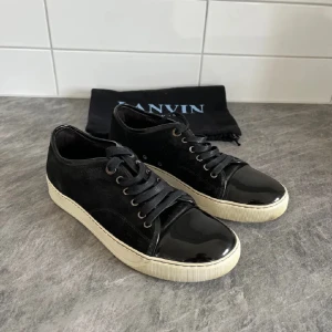 Lanvins - Säljer ett par lanvins, ny pris 4000kr säljer dem för 1999kr! Bra skick och är i färgen grå!! Är i uk 5 passar 41/40!