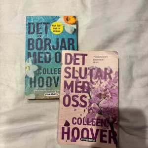 Det börjar med oss och Det slutar med oss av Colleen Hoover - Säljer två böcker av Colleen Hoover: 'Det börjar med oss' i blått och 'Det slutar med oss' i rosa. Båda böckerna har blommiga omslag och är utgivna av Lovereads. Perfekt för dig som älskar romantiska och känslosamma berättelser.