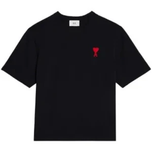 Röd och svart ami paris t-shirt - Snygg svart t-shirt från Ami Alexandre Mattiussi med ett rött broderat hjärta på bröstet. Perfekt för en stilren look. Kortärmad och tillverkad i mjukt material för extra komfort.