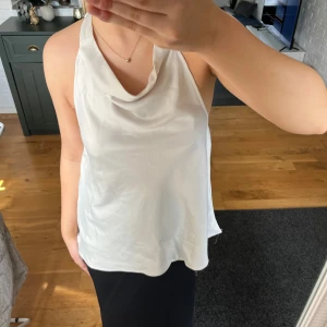 Topp - Oanvänd fest topp från BikBok. Jättefin nu till sommaren!! Orginalpris 300kr🤍🤍