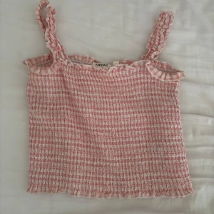 Ljusrosa topp - Säljer en söt ljusrosa topp från KappAhl för 40kr. Toppen har ett smockat mönster som ger en fin textur. Endast använd 3-4 gånger och den är i väldigt bra skick. Storleken är 170. Kontakta för frågor och betalning sker via Swish ✨
