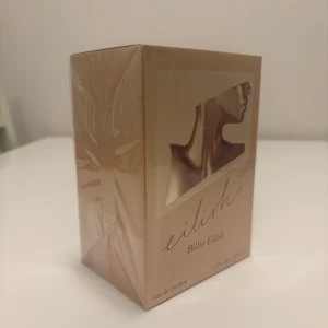 Eilish Eau de Parfum av Billie Eilish - Upptäck Eilish Eau de Parfum av Billie Eilish i en elegant förpackning. Denna parfym är bäst om du vill få komplimanger DAGLIGEN. Jag säljer denna då jag köpte 2 samtidigt för att få den till rätt datum! Flaskan innehåller 100 ml av denna unika doft.
