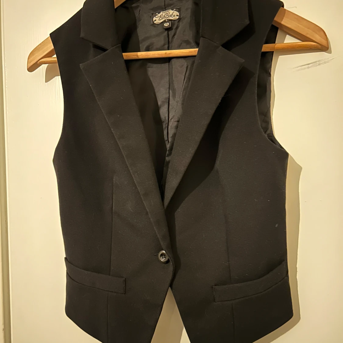 Svart väst - 3