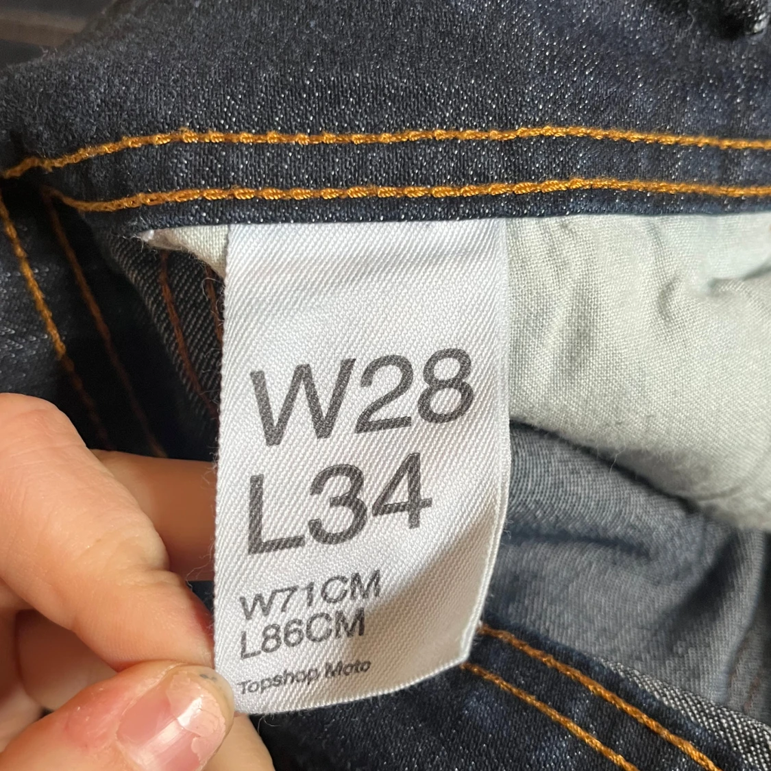 Mörkblåa lågmidjade jeans!!  - 2