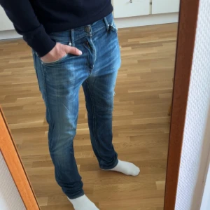 Blå jeans från Replay - Säljer nu ett par riktigt goa Jeans från replay i top skick. Priset går att diskutera och vid köp av flera plagg får du rabatt. Storleken är L34 men sitter mer som L32