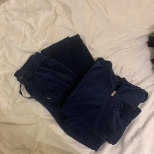 Cecilia velour mörkblå mjukis sett  - Ett mörkblått mjukis sett från Gina tricot. Byxorna är storlek S och koftan är storlek xs. 