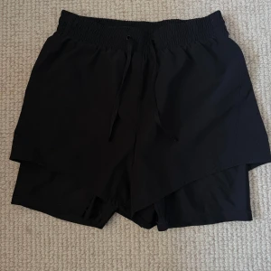 Svarta träningsshorts -  ett par svarta träningsshorts med elastisk midja och snörning i storlek s. Knappt använda 🩷