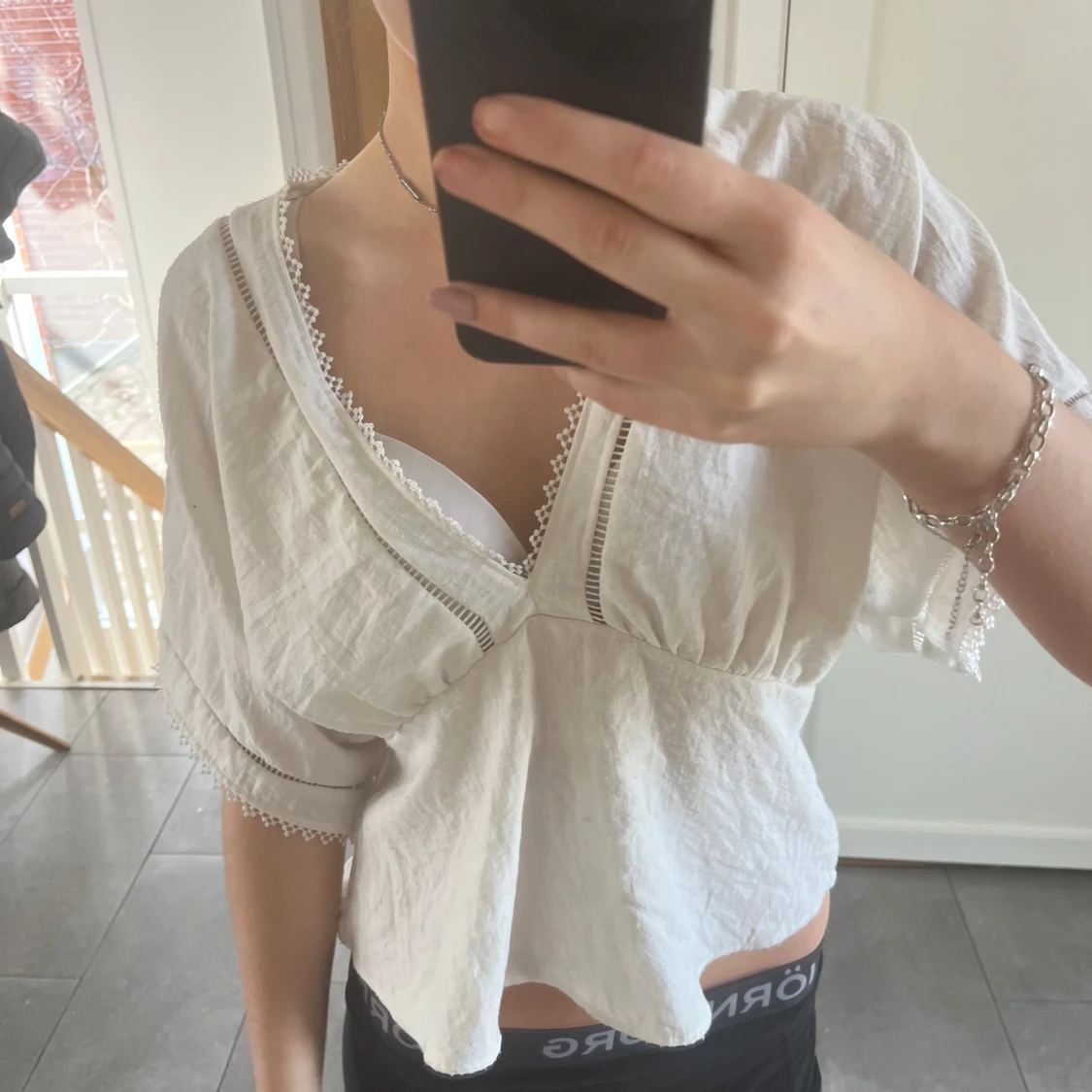 Vit blus med spetsdetaljer - 2