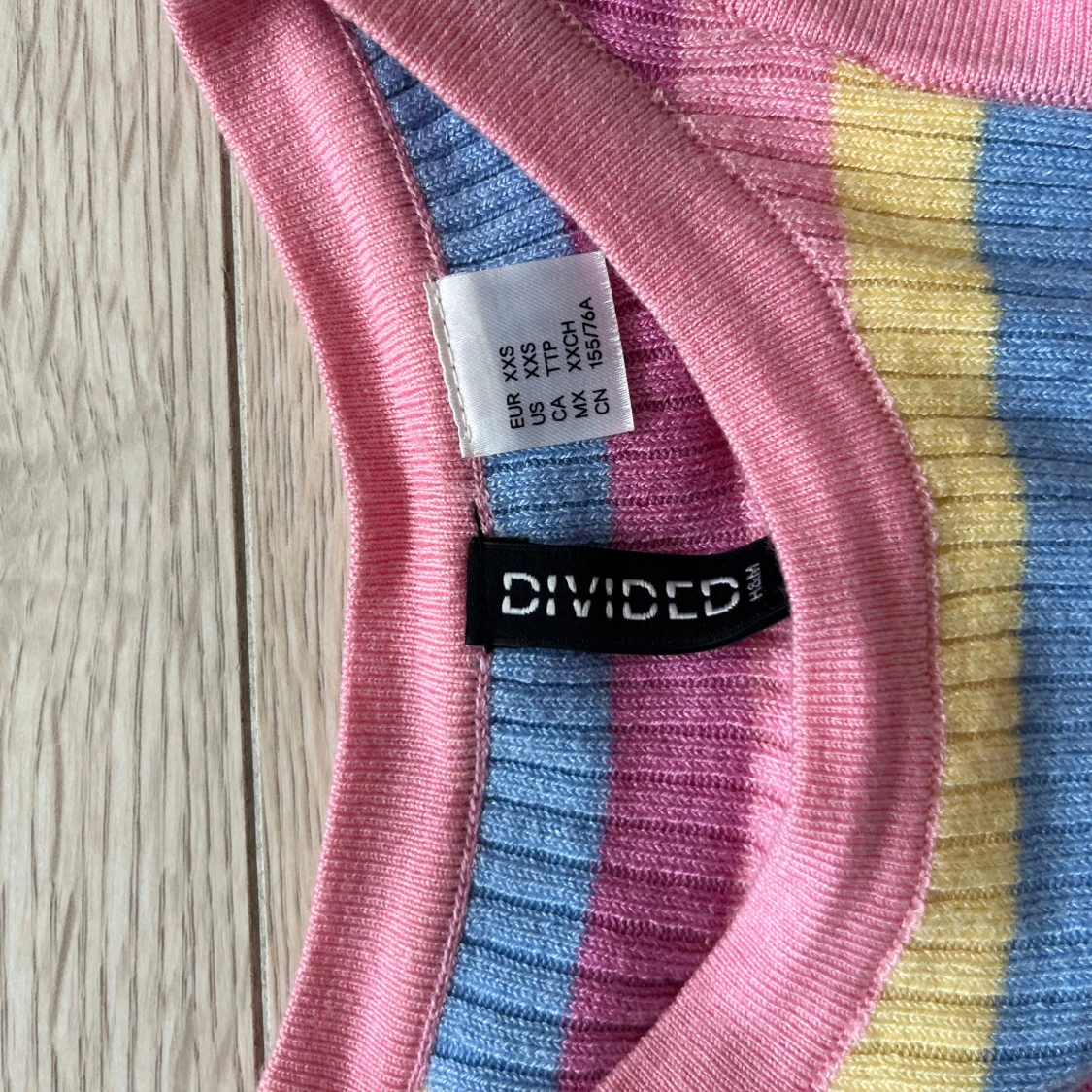 Randig ribbad klänning från Divided - 2