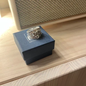 Kärleksring - Säljer min kärleksring i väldigt bra skick, Den är sjusterbar så den passar alla💗Nypris är 1295 kr