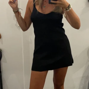 Svart ärmlös klänning - Säljer min AS snygga svarta miniklänning då den tyvärr är för liten. Otroligt material! Passar XS-M beroende på passform. För passform som på bilden så xs- s. Ser oanvänd ut. 