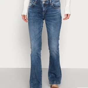 LTB jeans Fallon - Snygga midrise flare jeans från LTB i modellen Fallon. Prislapp kvar, aldrig använda (endast testat de). Säljer pga att de var fel storlek.                   Storelek: 28x32      Ordinare pris: 799kr                                                  De perfekta jeansen nu på våren och sommaren