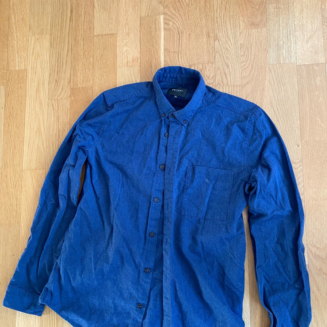 Blå långärmad skjorta från Vailent