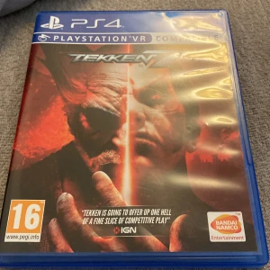 Tekken 7 för PS4 - Säljer Tekken 7 för PS4, ett actionfyllt fightingspel med över 35 ikoniska karaktärer och en episk filmisk berättelseläge. Perfekt för fans av serien och de som älskar intensiva strider. Inkluderar även 1000 VIP-poäng för extra innehåll.