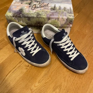 The Gallerist Sneakers - Säljer ett par feta och eftersökta mörkblåa suede sneakers från the galleriet i väldigt fint skick , dm vid frågor :) 