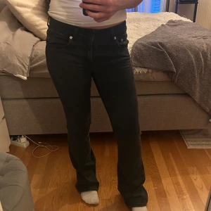 Svarta bootcut jeans - Säljer dessa snygga bootcut jeans då dom inte kommer till användning. Tyvärr har dom lite slitningar längst ner på byxorna då dom är för långa på mig.