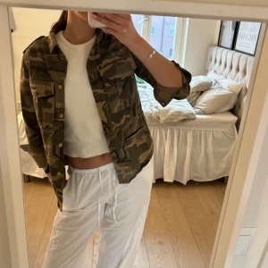 Camouflagejacka - Cool camouflagejacka från Bershka i storlek S🖤 