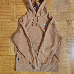 Brun Hoodie  - Brun puma hoodie till salu, Hoodien är i bra skick inga skador/slitage eller liknade, Storlek M, Hör av er för mer info/bilder eller funderingar. PRIS KAN DISKUTERAS!
