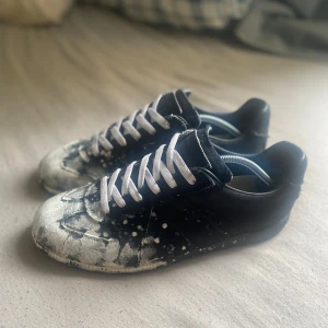 Maison margiela skor - Säljer mina maison margielas pågrund av att jag tröttna lite på dom! Dom är i bra skick. Skorna är stolen 42 men jag har 44 och dom gick att använda!!! Pris ej hugget i sten. Vid frågor hör av er